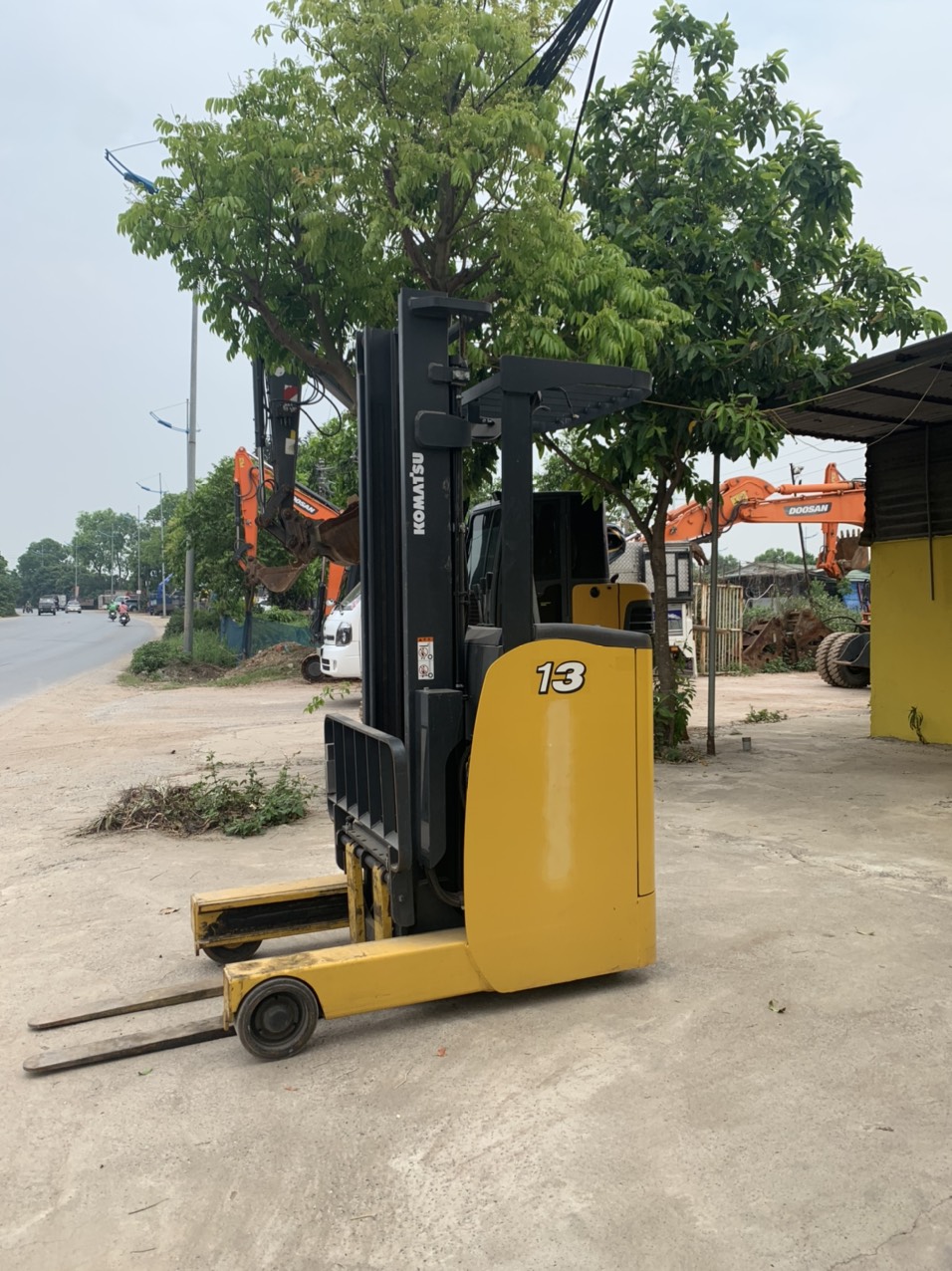 Xe điện đứng lái Komatsu